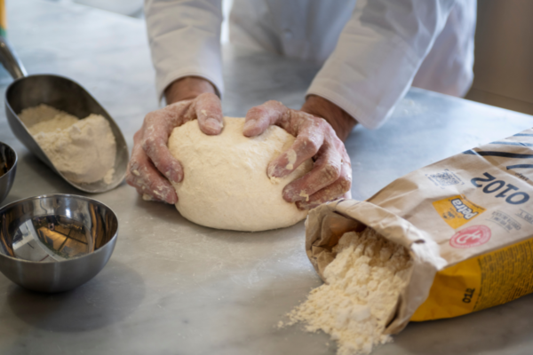 Impasto pizza con farina Petra. Supporto professionisti rincari.