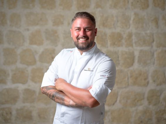 Diego Vitagliano, pizzaiolo di fama, posa. Pizzeria contemporanea, eccellenza italiana.