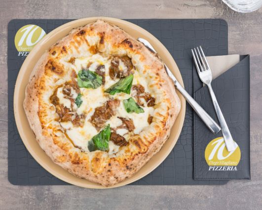Pizza contemporanea di Diego Vitagliano. Pizza gourmet con mozzarella, funghi e basilico. Pizzerie d'Italia.