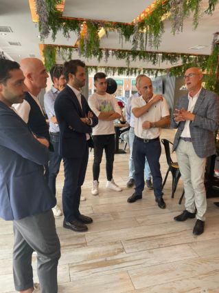 Gruppo di persone in ristorante in Spagna. Ristorazione, destinazione Spagna.