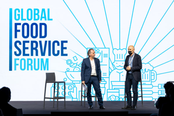 Forum Global Food Service: relatori sul palco discutono di capitali, sviluppo e industria alimentare.