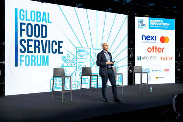 Forum Global Food Service: relatore sul palco. Focus su capitali, sviluppo e industria food service.