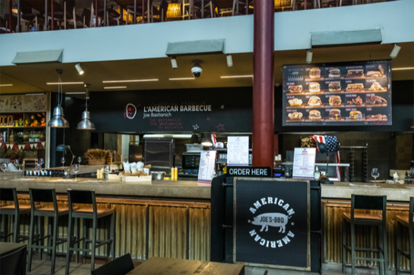 Joe Bastianich BBQ a Firenze. Interni del ristorante American BBQ di Joe Bastianich. Menu con hamburger e barbecue.