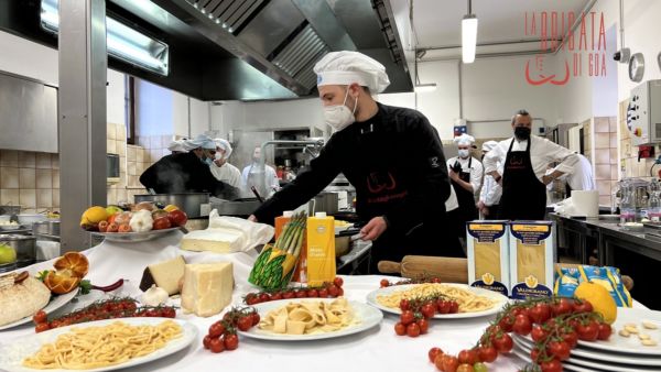 Team La Brigata di Goa in cucina. Formazione Emotional Food, chef e collaboratori al lavoro.