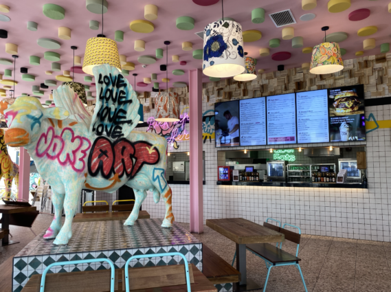 Ristorante Spagna: arredamento eccentrico con mucca decorata e lampade colorate. Design unico per la ristorazione.
