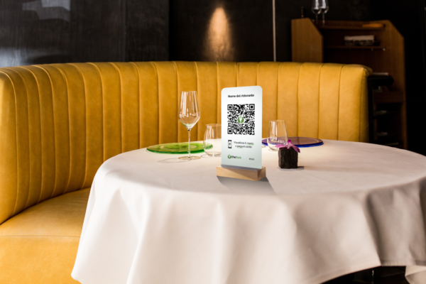 Tavolo ristorante con QR Code TheFork. Premi TheFork Awards per nuove aperture.