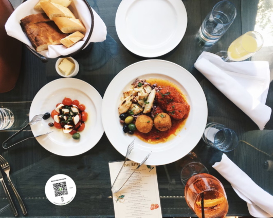 Tavola imbandita con piatti gourmet. Scopri i ristoranti premiati da TheFork Awards e prenota!