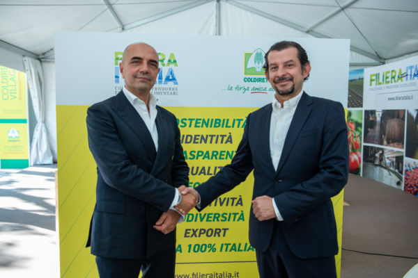 McDonald's e Filiera Italia: stretta di mano tra Luigi Scordamaglia e Dario Baroni per la filiera agroalimentare italiana.
