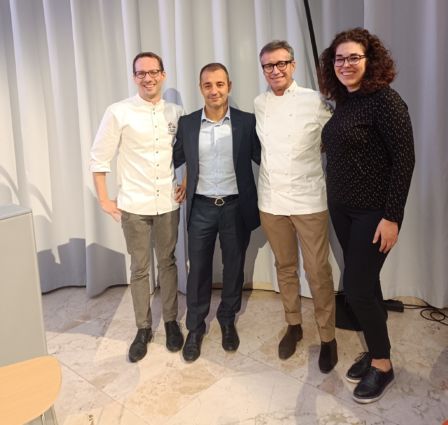Gruppo di persone all'evento Valrhona, cioccolato sostenibile. Chef, esperti del settore.