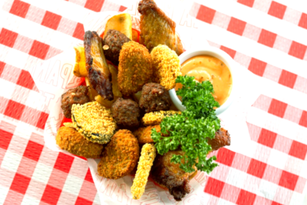 Pane & Trita Tavernerio: Frittura mista con polpette, verdure, patatine e salsa.