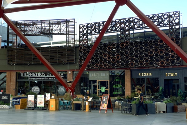 Ristorazione Spagna: ristoranti e pizzerie con tavoli all'aperto. Design moderno e accogliente.