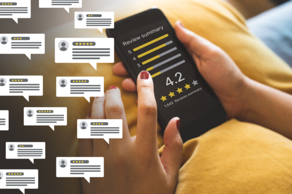 Valutazione ristorante online. Smartphone con recensioni clienti. Reputazione online ristoranti.