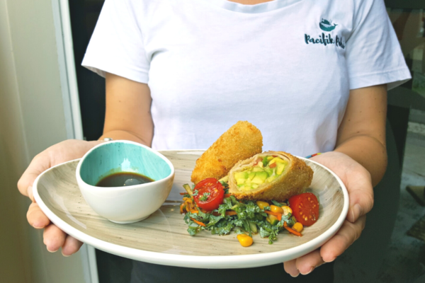 Pacifik Pokè Milano: piatto speciale con involtino fritto, avocado e salsa. Cucina hawaiana fusion.