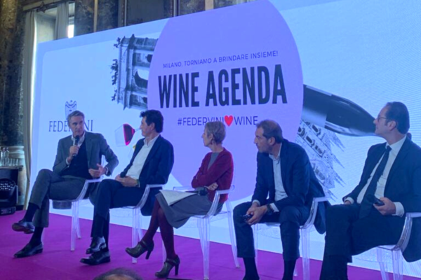 Panel di esperti di vino italiano a evento Wine Agenda. Ristorazione e boom del vino.