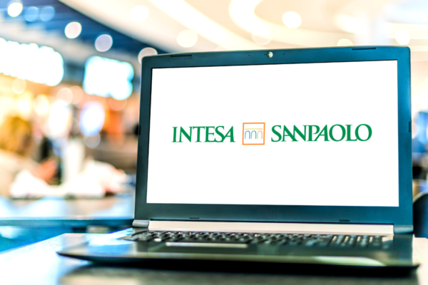 Laptop con logo Intesa Sanpaolo. Sostenibilità e finanza responsabile.