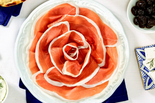 Prosciutto di Parma a forma di rosa. Salume italiano di alta qualità per la ristorazione.