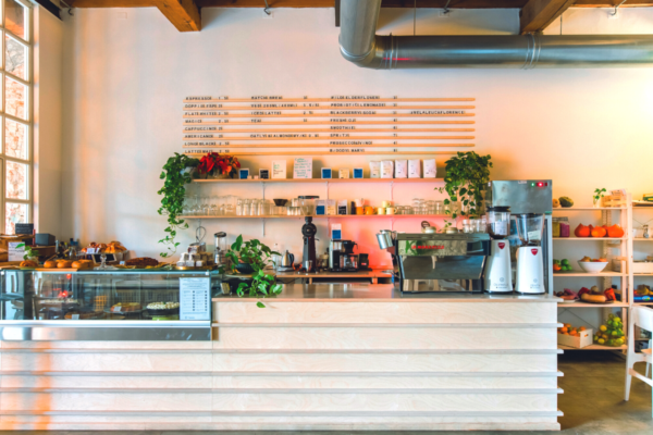 Interno accogliente di Melaleuca: cibo, caffè e cultura. Arredamento curato, atmosfera rilassante.