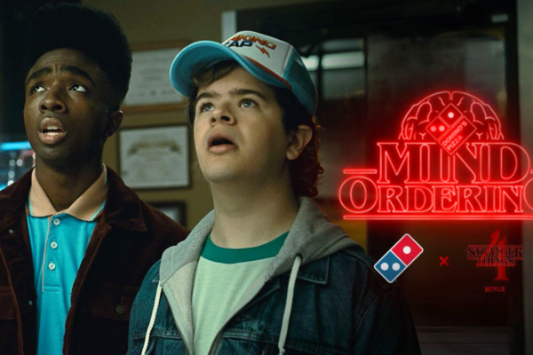 Stranger Things e Domino's: Dustin e Lucas stupiti davanti all'insegna Mind Ordering.