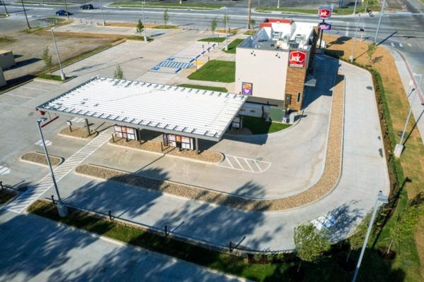 Jack In The Box, ristorante off-premise only. Vista aerea del fast food con drive-thru.