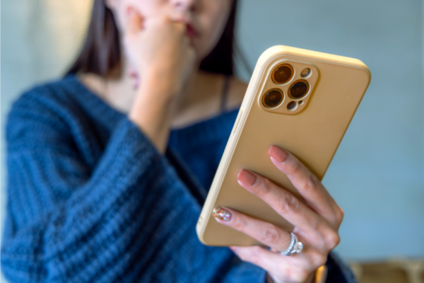 Donna che usa app DoorDash su smartphone. Prenotazioni DoorDash online.