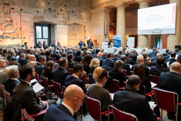 Conferenza Fipe: rischio chiusura aziende. Platea di persone ad evento del settore ristorazione e bar.