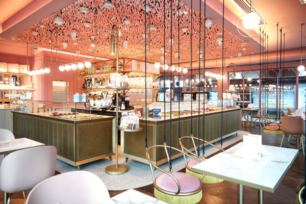 Interni neoclassici AFA Arredamenti: pasticceria rosa con fiori al soffitto e sedute a dondolo. Design contemporaneo.