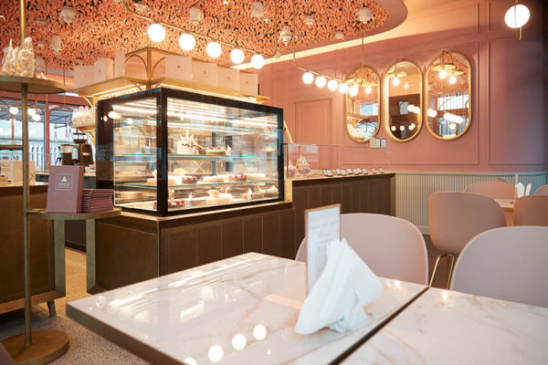 Interni neoclassici di AFA Arredamenti per Ofelé: pasticceria, arredamento rosa, vetrina dolci, tavoli in marmo.