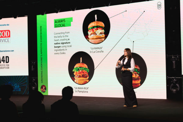 Forum Food Service: speaker presenta burger Goiko con ingredienti locali. Crescita industria alimentare.
