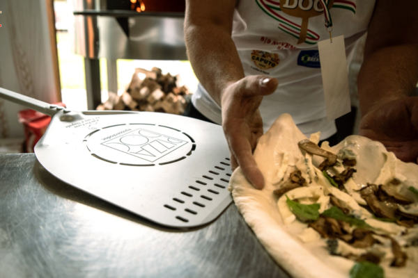 Pizza DOC: preparazione pizza con pala. Campionato Nazionale Pizza DOC a Capaccio-Paestum.