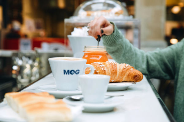 Colazione al mercato di Genova: caffè, brioche e marmellata. Food court e prodotti freschi.