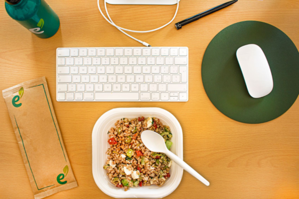 Pranzo Erbert in ufficio: insalata, acqua, posate eco, tastiera e mouse. Delivery pasti sani.
