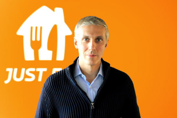 Just Eat presenta i nuovi trend: uomo e logo Just Eat per food delivery.