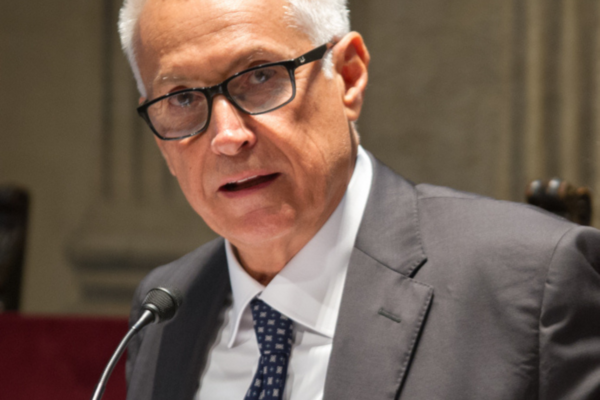 Oricon: Intervento sulle mense scolastiche. Uomo con occhiali e microfono.