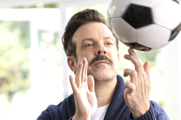 Uomo con pallone da calcio. McDonald's e i Mondiali di calcio.