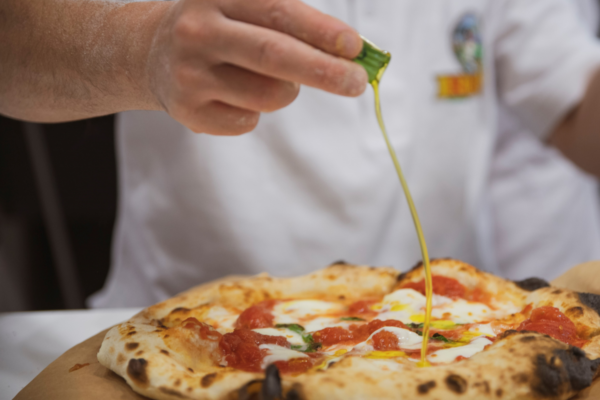 Pizza artigianale: olio extra vergine d'oliva. La pizza batte la crisi!