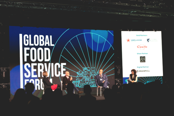 Panel al Global Food Service Forum. Oratori discutono di capitale e crescita del settore.