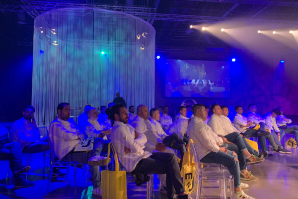 PizzaUp: pubblico di pizzaioli al simposio. Evento disruptive con illuminazione blu.