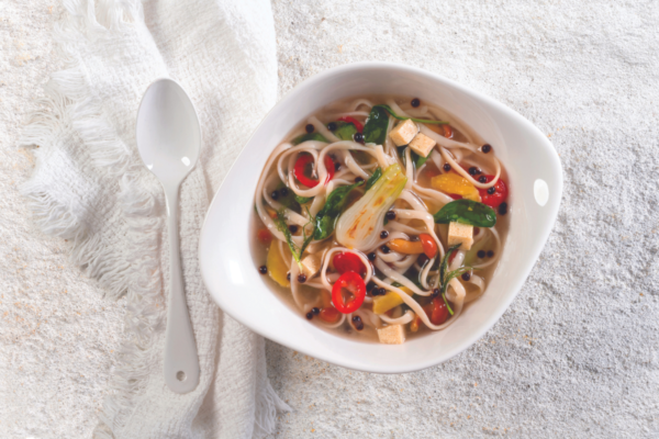 Zuppa orientale Surgital con noodles, verdure fresche e tofu. Novità Identità Golose Milano.