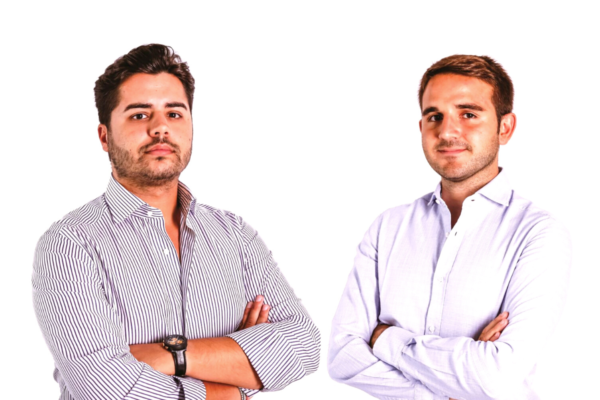 Nuovi soci Ristoply: ritratto di due giovani professionisti in camicia con braccia conserte.