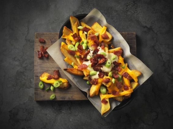 Patatine fritte con bacon Tulip Professional, formaggio fuso e cipollotto. Snack sfizioso con bacon cotto, pronto all'uso.