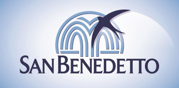 Logo San Benedetto: simbolo con rondine stilizzata, acqua e scritta. Acqua minerale San Benedetto protegge la natura.