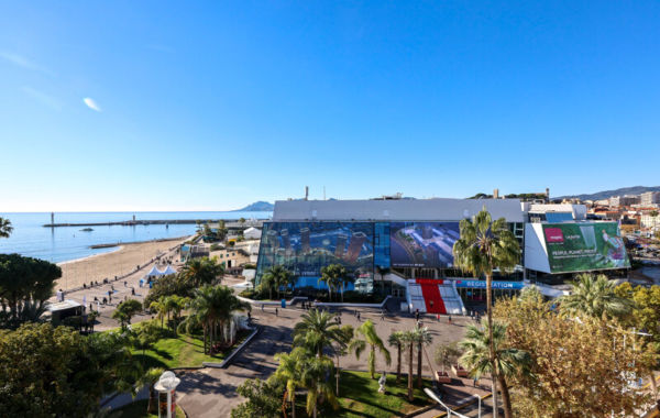 Vista aerea del MAPIC 2022 a Cannes. Retail Real Estate in primo piano con spiaggia e mare sullo sfondo.
