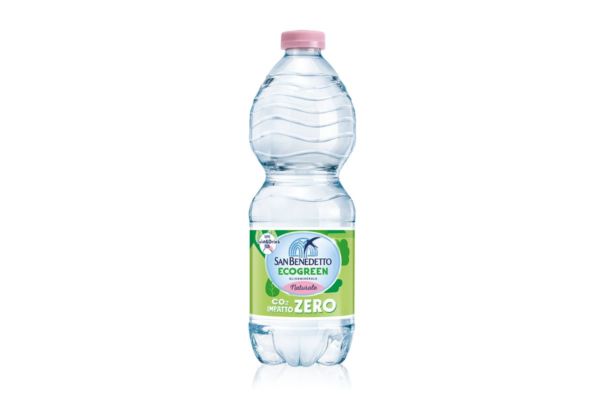Bottiglia di Acqua Minerale San Benedetto Ecogreen naturale. Sostenibilità e innovazione.