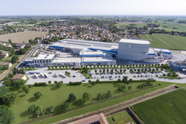 Stabilimento Surgital: vista aerea dell'azienda alimentare con parcheggio e area verde circostante.