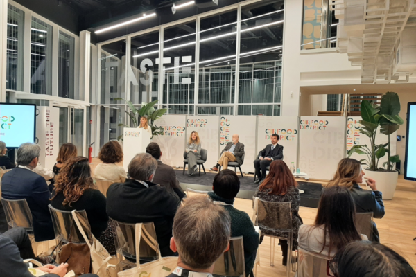 Conferenza CIRFOOD: cibo, atto politico. Relatori e pubblico all'evento.
