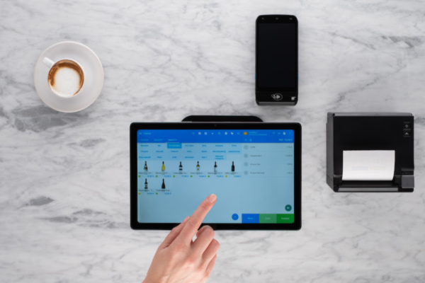Tablet con software per ristorazione digitale, POS, tazzina di caffè e stampante. Trend ristoranti 2023.