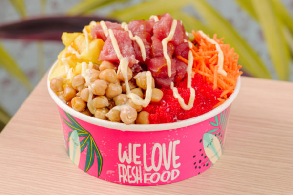 Poke bowl I LOVE POKE: tonno fresco, riso, ceci, mango, carote, tobiko e salsa. Gusta il tris di sapori!