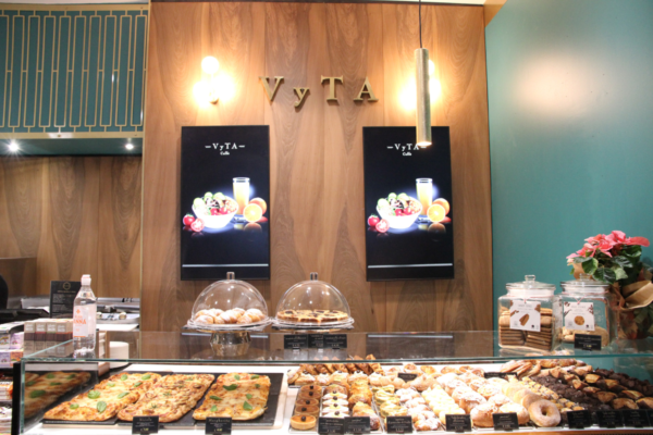 Vyta Bologna Aeroporto: vetrina con pizza, dolci e bevande. Design moderno, ideale per una pausa gustosa.