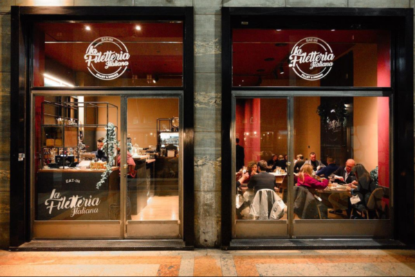 La Filetteria Italiana: vetrina del ristorante con clienti e logo. Espansione e cucina automatizzata.
