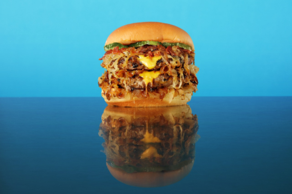 Hamburger Burgez con cipolle caramellate e formaggio fuso. Ristorazione veloce.